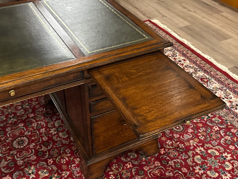 Vintage bureau, klassiek Engels bureau, eikenhout, groen leer, 685