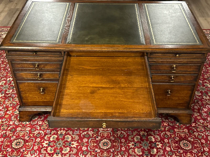 Vintage bureau, klassiek Engels bureau, eikenhout, groen leer, 685