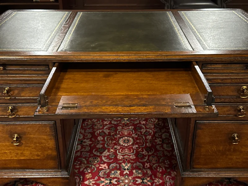 Vintage bureau, klassiek Engels bureau, eikenhout, groen leer, 685