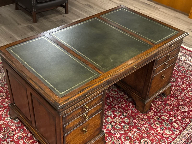 Vintage bureau, klassiek Engels bureau, eikenhout, groen leer, 685