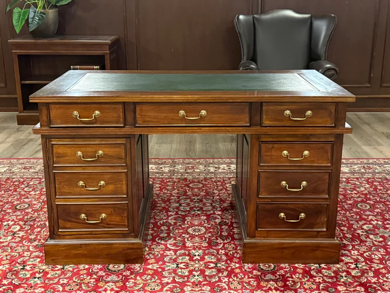 Vintage bureau, klassiek Engels bureau , mahoniehout, groen leer, 679