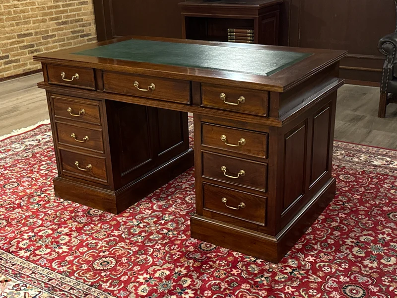 Vintage bureau, klassiek Engels bureau , mahoniehout, groen leer, 679