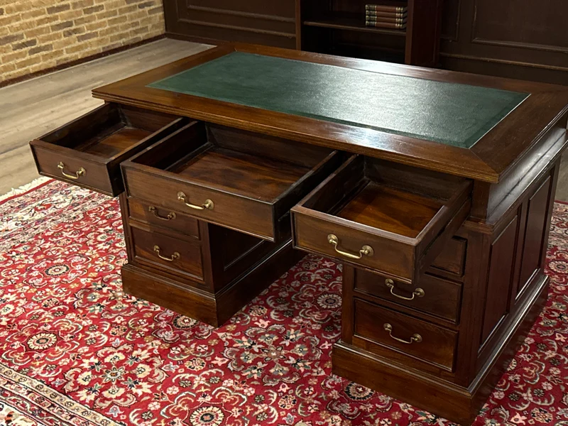 Vintage bureau, klassiek Engels bureau , mahoniehout, groen leer, 679