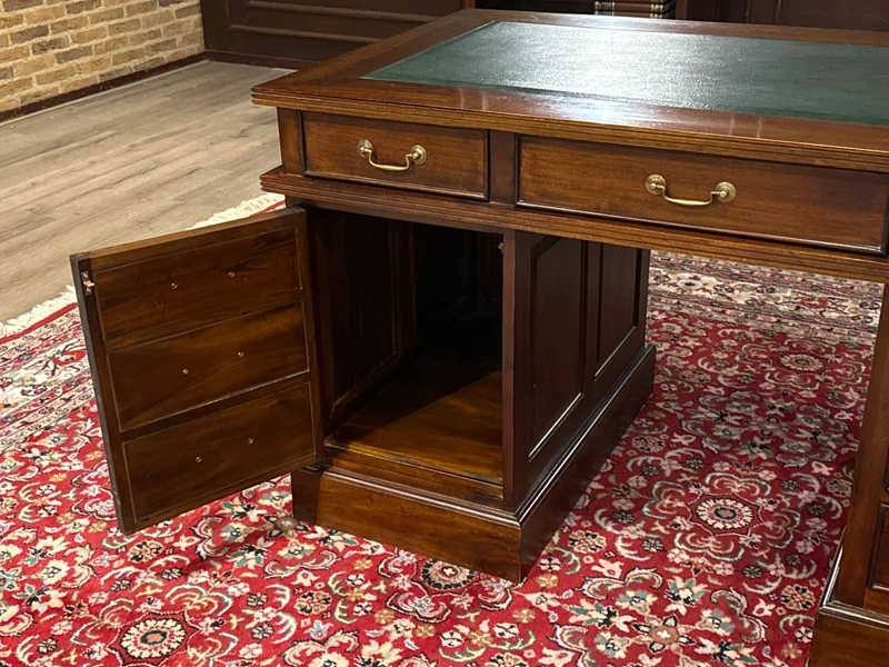 Vintage bureau, klassiek Engels bureau , mahoniehout, groen leer, 679