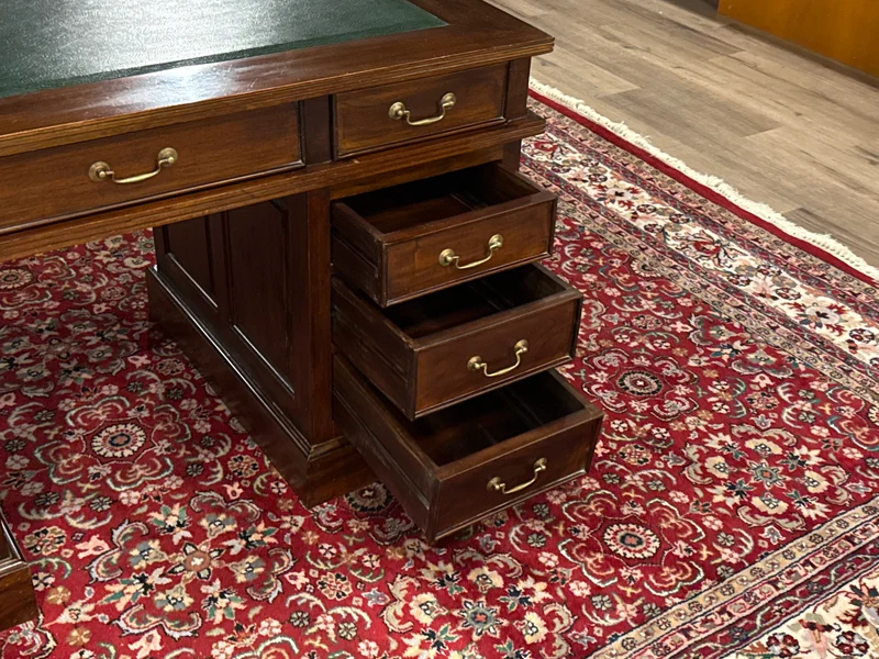 Vintage bureau, klassiek Engels bureau , mahoniehout, groen leer, 679