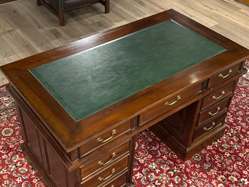 Vintage bureau, klassiek Engels bureau , mahoniehout, groen leer, 679