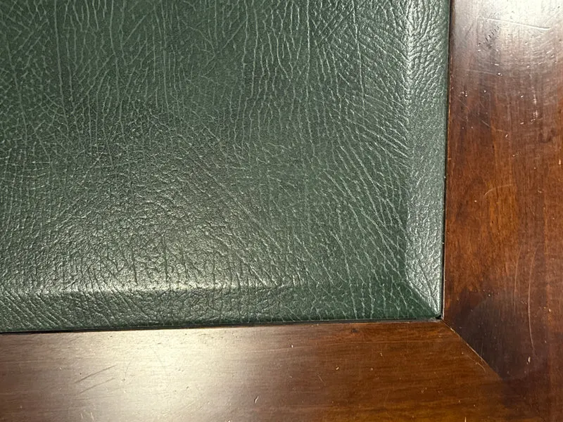 Vintage bureau, klassiek Engels bureau , mahoniehout, groen leer, 679