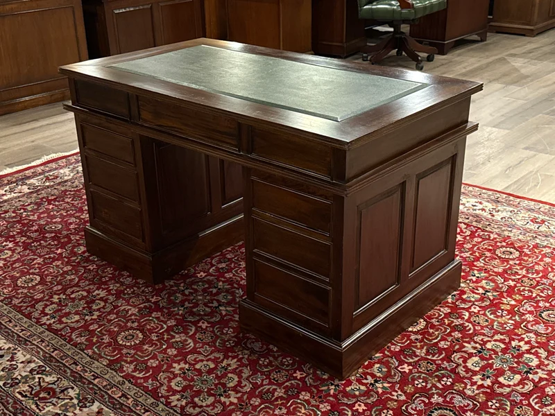 Vintage bureau, klassiek Engels bureau , mahoniehout, groen leer, 679