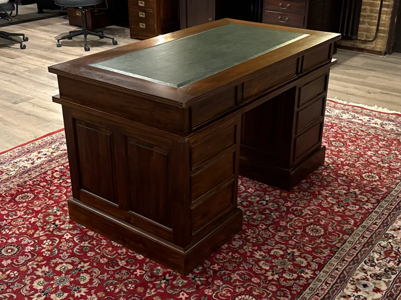 Vintage bureau, klassiek Engels bureau , mahoniehout, groen leer, 679