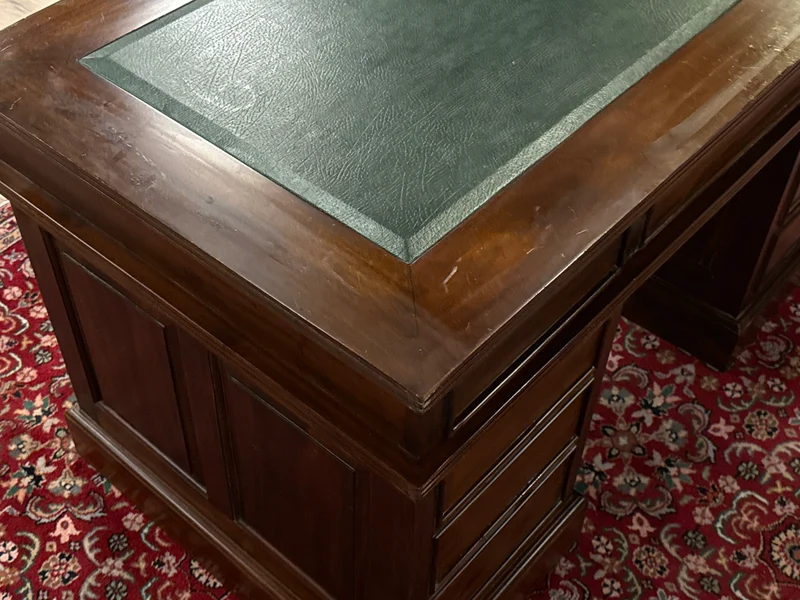 Vintage bureau, klassiek Engels bureau , mahoniehout, groen leer, 679
