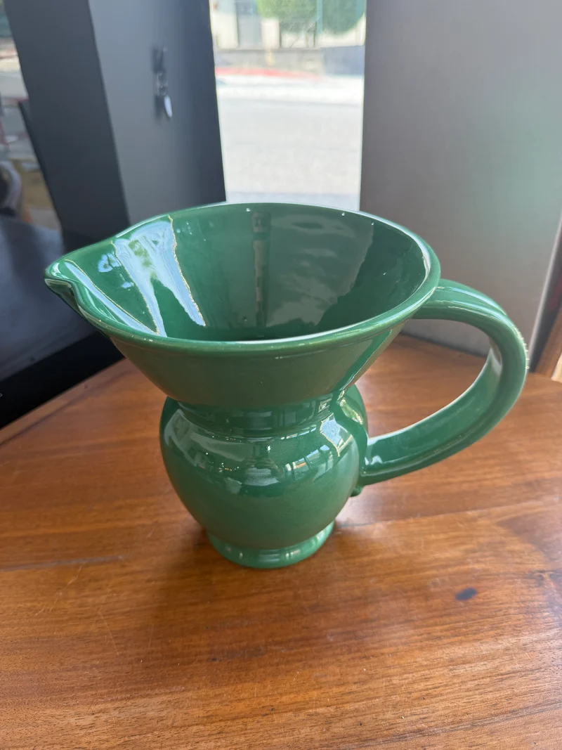 pichet / Pot à eau monumental en faïence émaillée verte – HB Quimper, période Art Déco