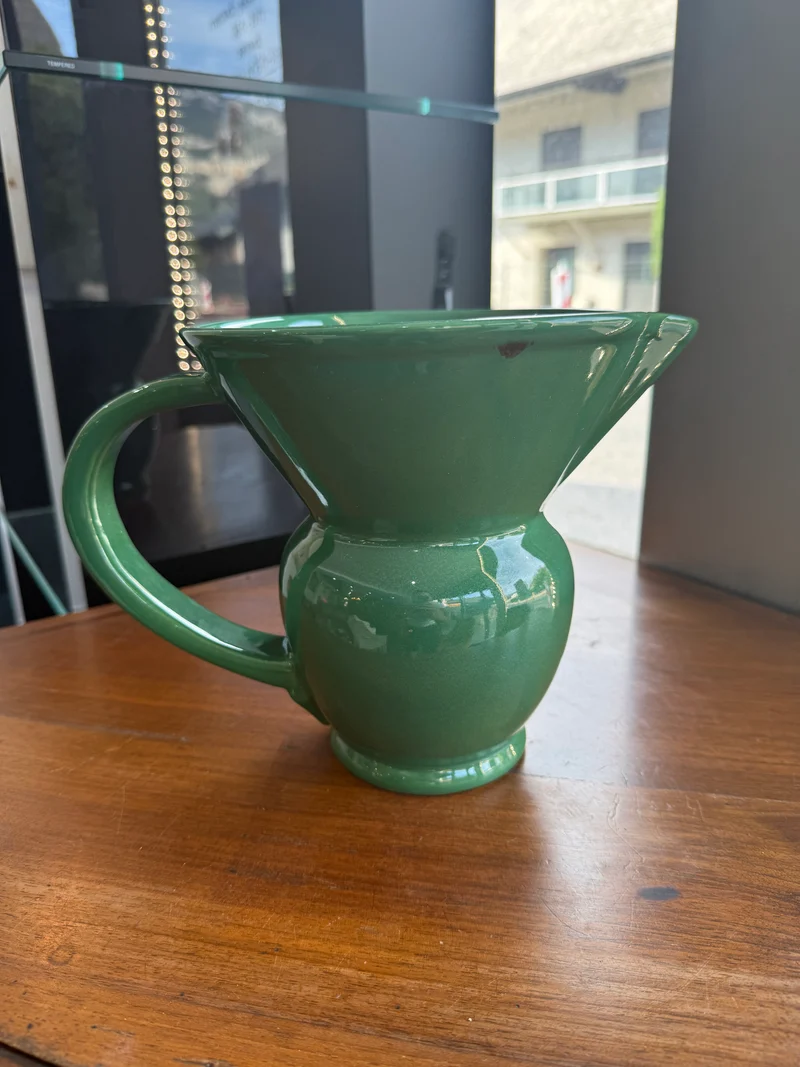 pichet / Pot à eau monumental en faïence émaillée verte – HB Quimper, période Art Déco