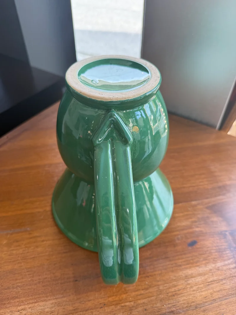 pichet / Pot à eau monumental en faïence émaillée verte – HB Quimper, période Art Déco