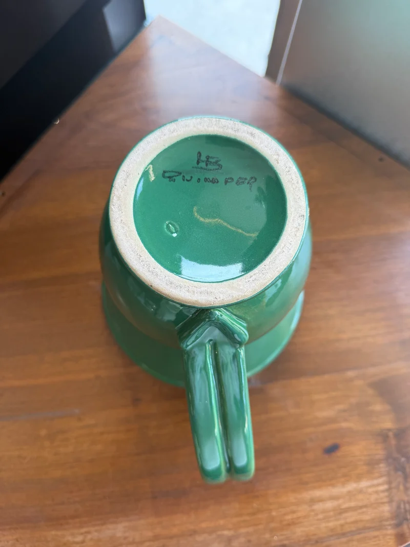 pichet / Pot à eau monumental en faïence émaillée verte – HB Quimper, période Art Déco