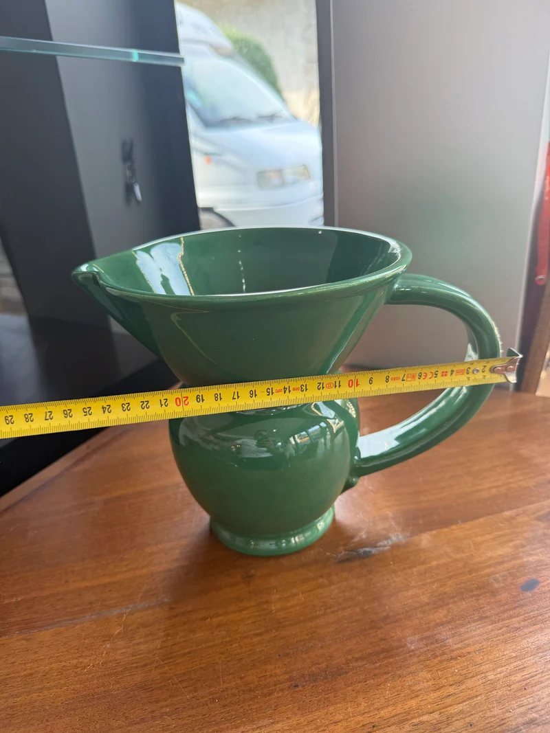 pichet / Pot à eau monumental en faïence émaillée verte – HB Quimper, période Art Déco