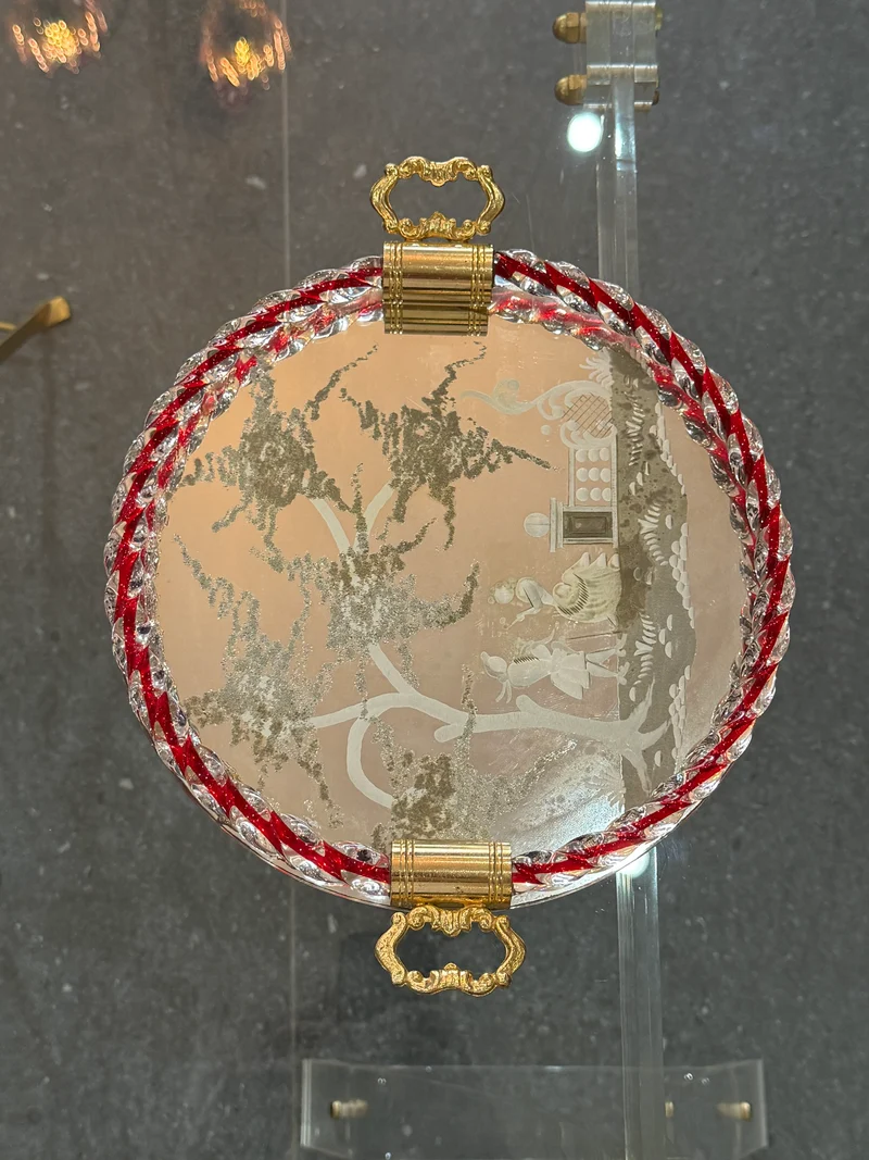 Plateau miroir gravé à bordure en verre torsadé rouge & blanc Murano / Venise (c. 1940–1950)