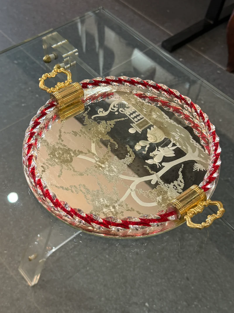 Plateau miroir gravé à bordure en verre torsadé rouge & blanc Murano / Venise (c. 1940–1950)