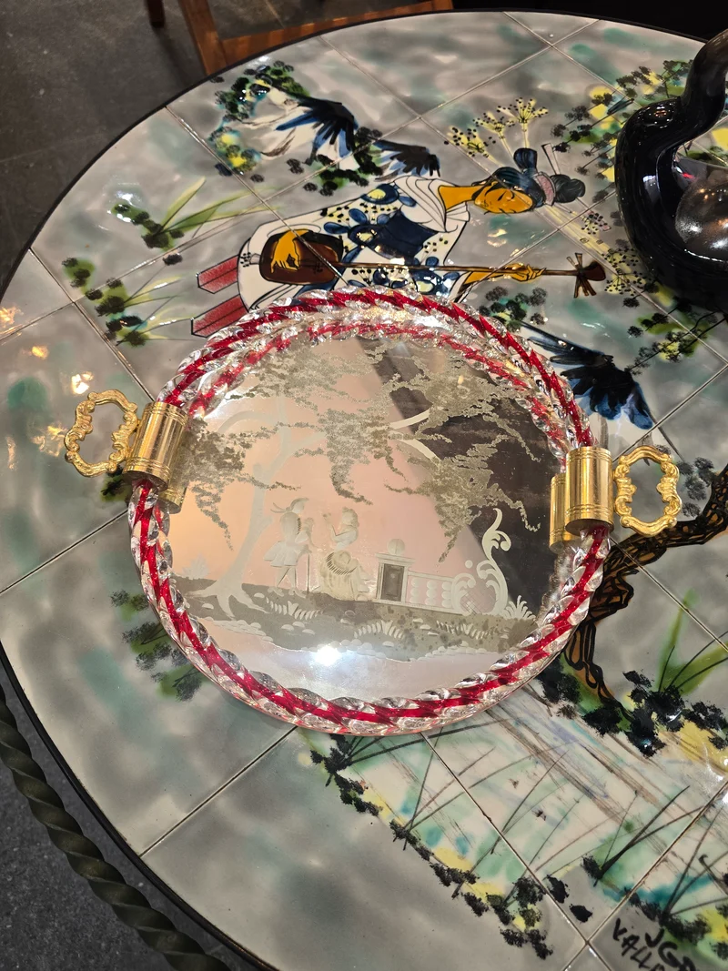 Plateau miroir gravé à bordure en verre torsadé rouge & blanc Murano / Venise (c. 1940–1950)