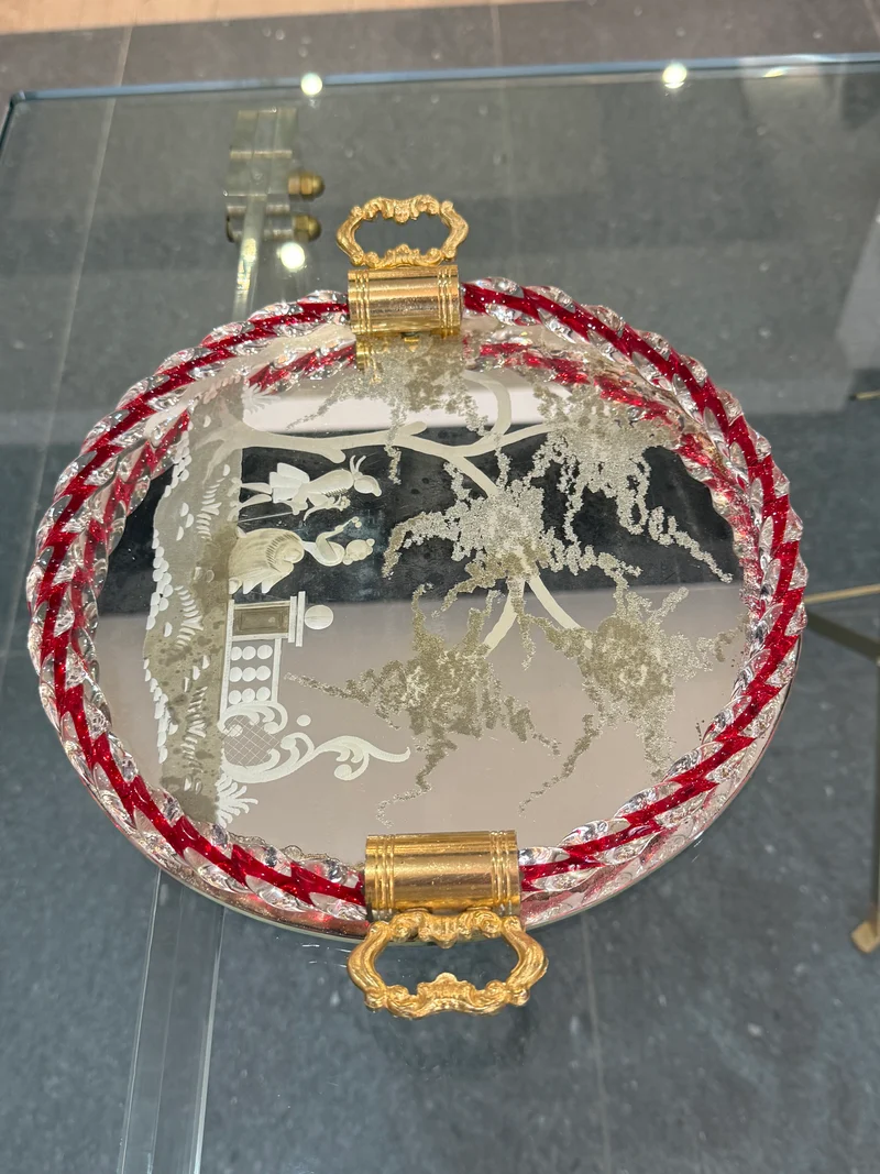 Plateau miroir gravé à bordure en verre torsadé rouge & blanc Murano / Venise (c. 1940–1950)
