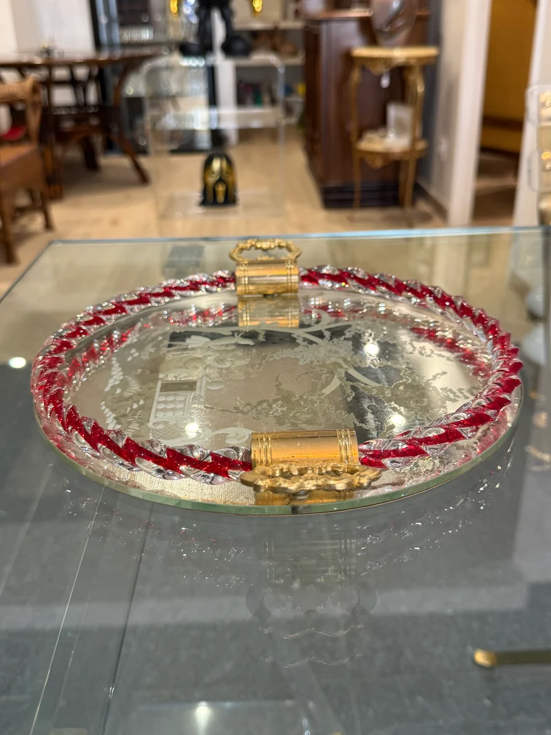 Plateau miroir gravé à bordure en verre torsadé rouge & blanc Murano / Venise (c. 1940–1950)