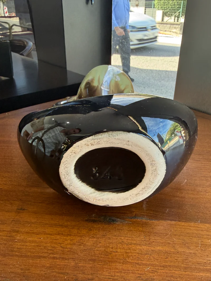 Vase sculpture céramique vintage à anses ajourées – Émail flammé vert & noir (c. 1950–1960, Numéroté 343)