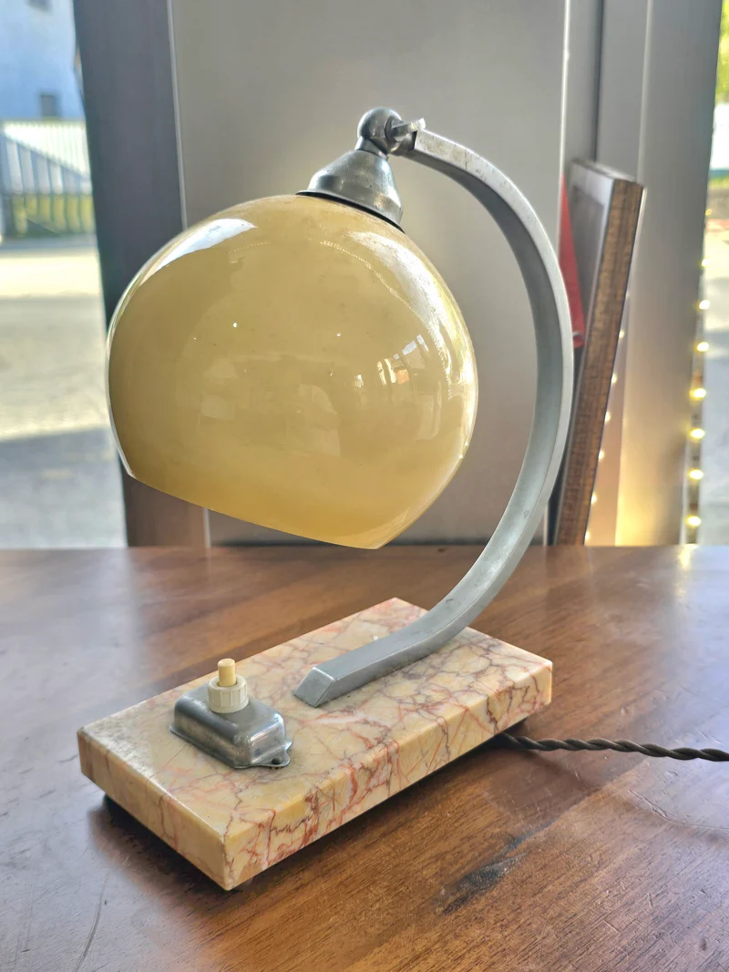 Lampe de table Art Déco en verre opalin et marbre – vers 1930