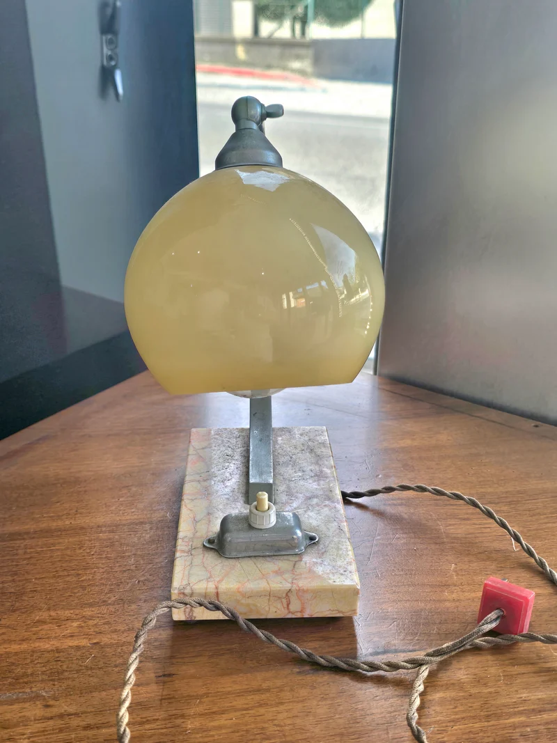 Lampe de table Art Déco en verre opalin et marbre – vers 1930