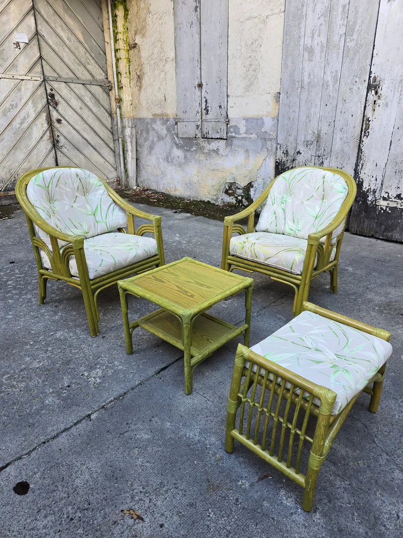 Salon en rotin haut de gamme – 2 fauteuils, pouf & table basse