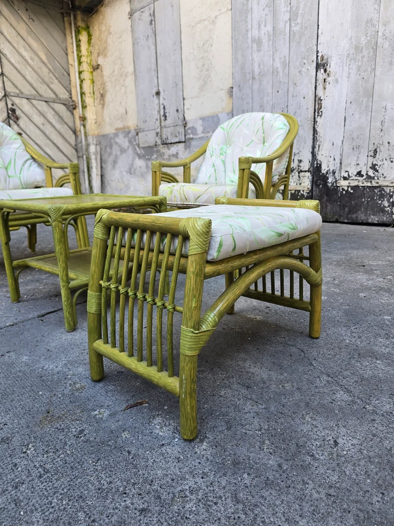 Salon en rotin haut de gamme – 2 fauteuils, pouf & table basse
