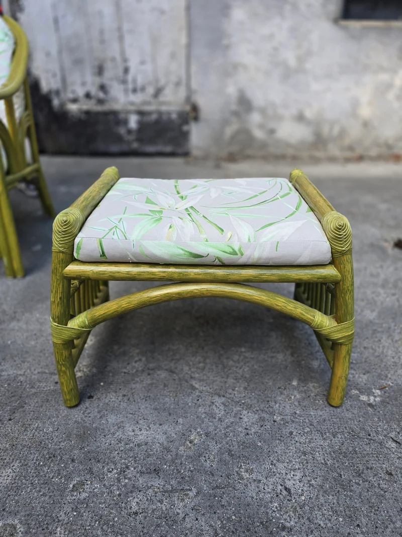 Salon en rotin haut de gamme – 2 fauteuils, pouf & table basse
