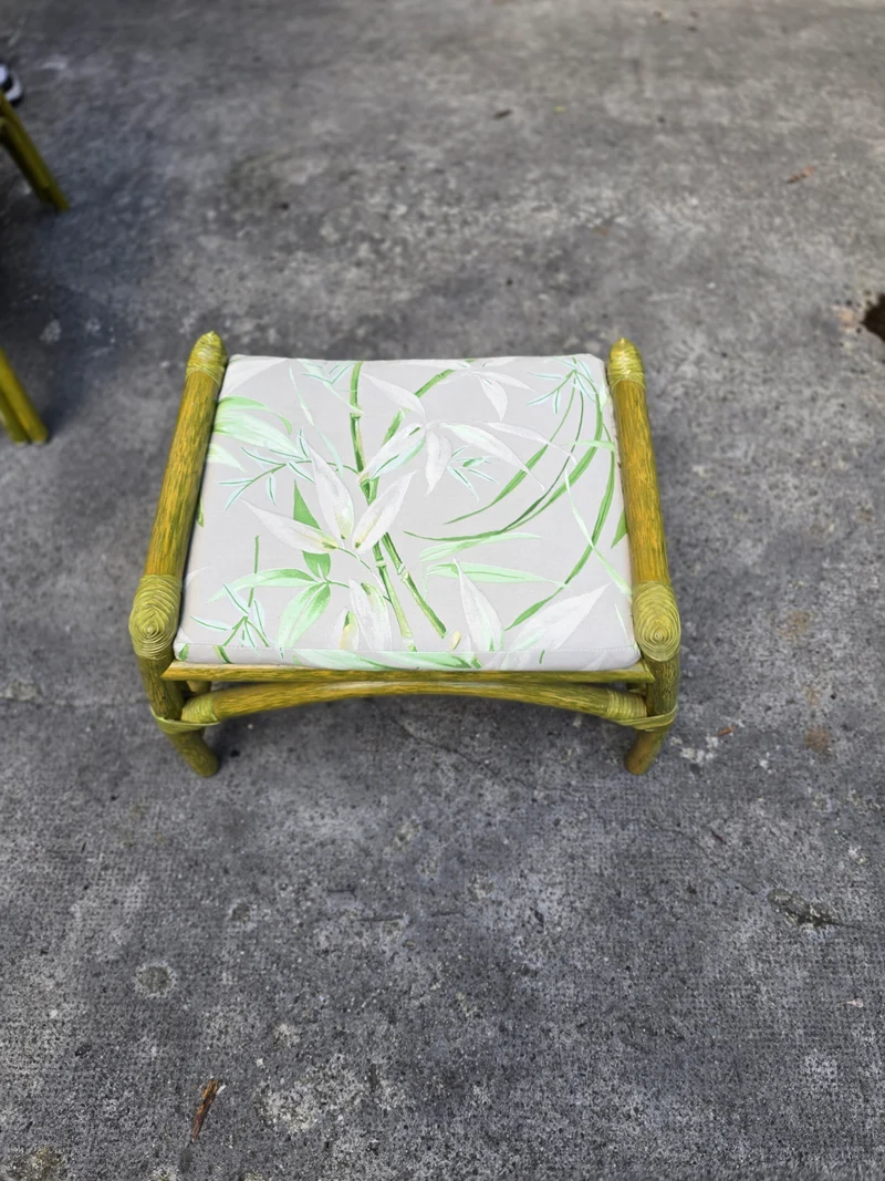 Salon en rotin haut de gamme – 2 fauteuils, pouf & table basse