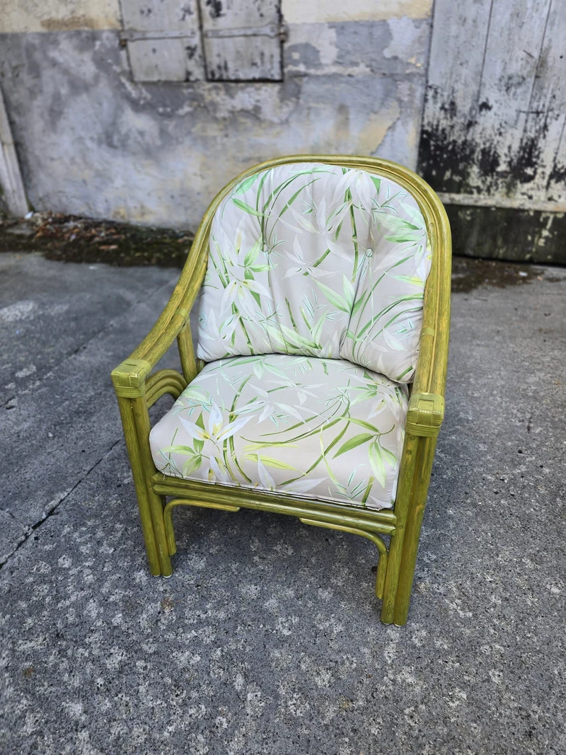 Salon en rotin haut de gamme – 2 fauteuils, pouf & table basse
