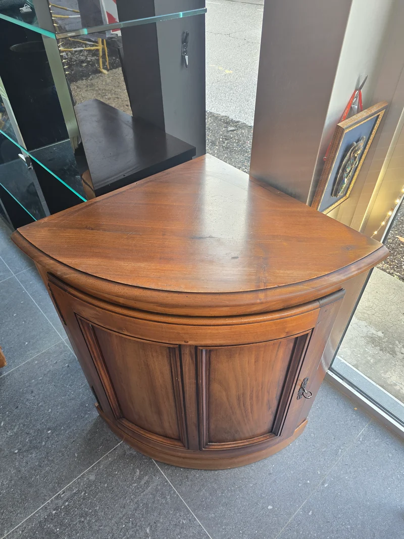 Encoignure galbée en bois – Style classique