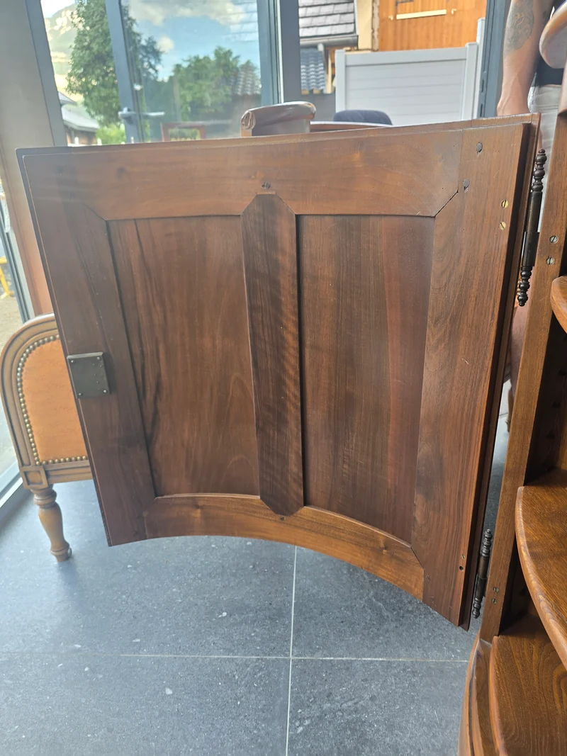 Encoignure galbée en bois – Style classique