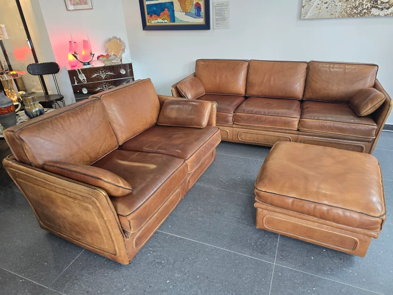Salon Roche Bobois vintage années 80 – Cuir de buffle cognac – 2 canapés + pouf