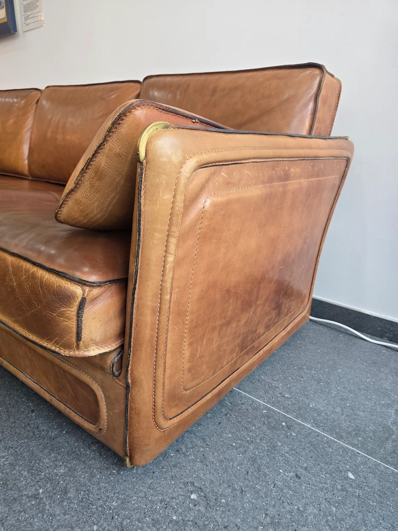 Salon Roche Bobois vintage années 80 – Cuir de buffle cognac – 2 canapés + pouf