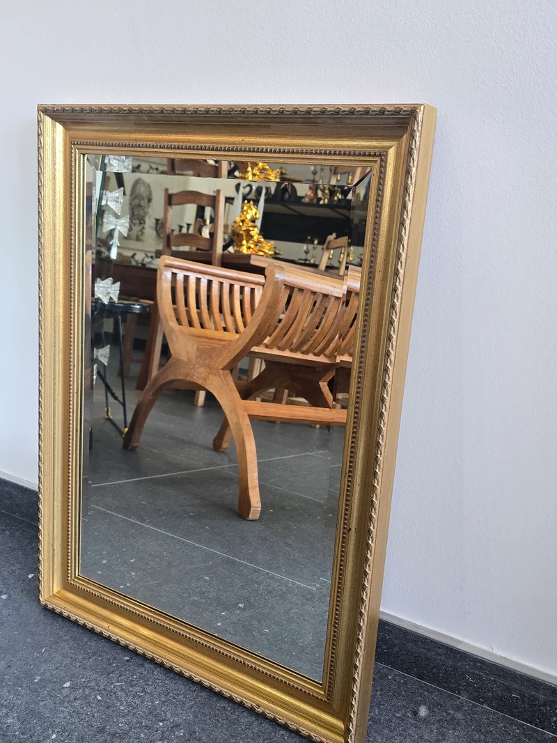 Miroir doré à glace biseautée – 70 × 52 cm