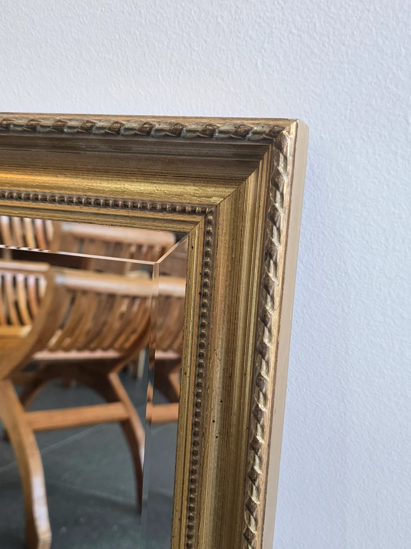Miroir doré à glace biseautée – 70 × 52 cm