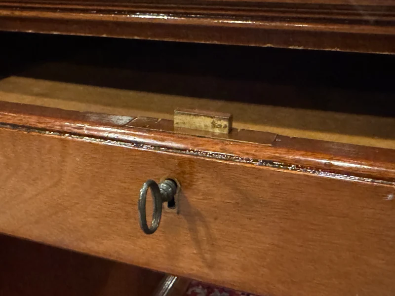 Vintage bureau, antiek Engels bureau, kersen hout, groen leer, 666