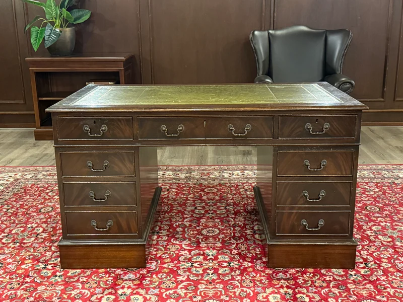 Vintage bureau, klassiek Engels bureau, notenhout, groen leer, 641