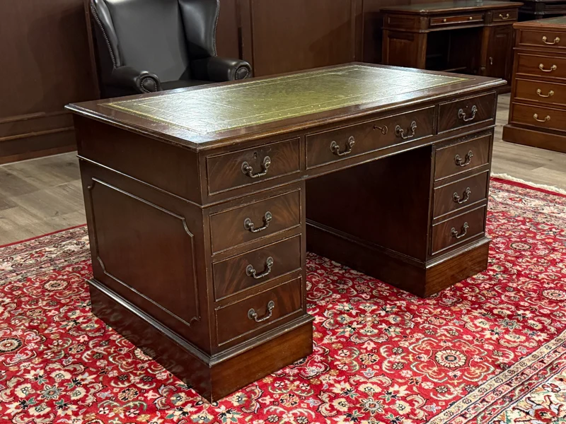 Vintage bureau, klassiek Engels bureau, notenhout, groen leer, 641