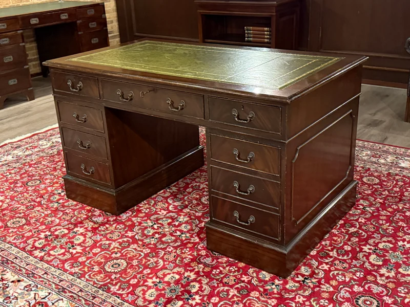 Vintage bureau, klassiek Engels bureau, notenhout, groen leer, 641