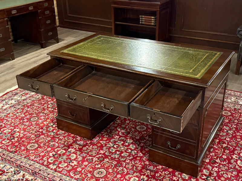 Vintage bureau, klassiek Engels bureau, notenhout, groen leer, 641