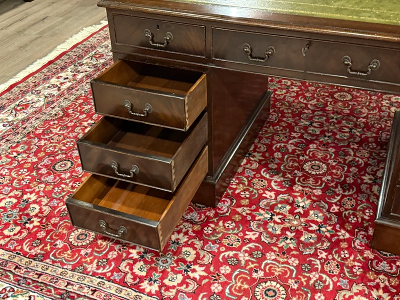 Vintage bureau, klassiek Engels bureau, notenhout, groen leer, 641