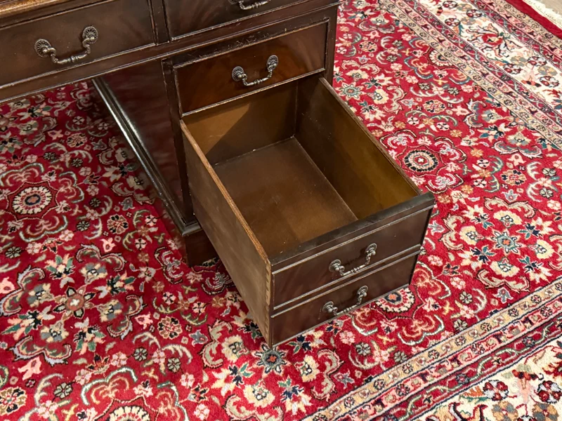 Vintage bureau, klassiek Engels bureau, notenhout, groen leer, 641