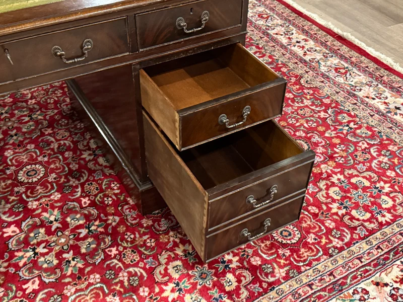 Vintage bureau, klassiek Engels bureau, notenhout, groen leer, 641