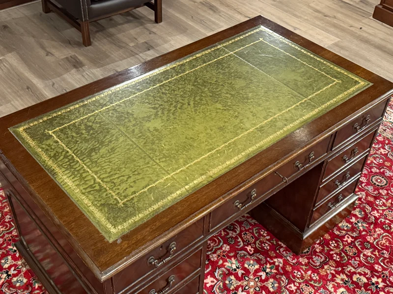 Vintage bureau, klassiek Engels bureau, notenhout, groen leer, 641