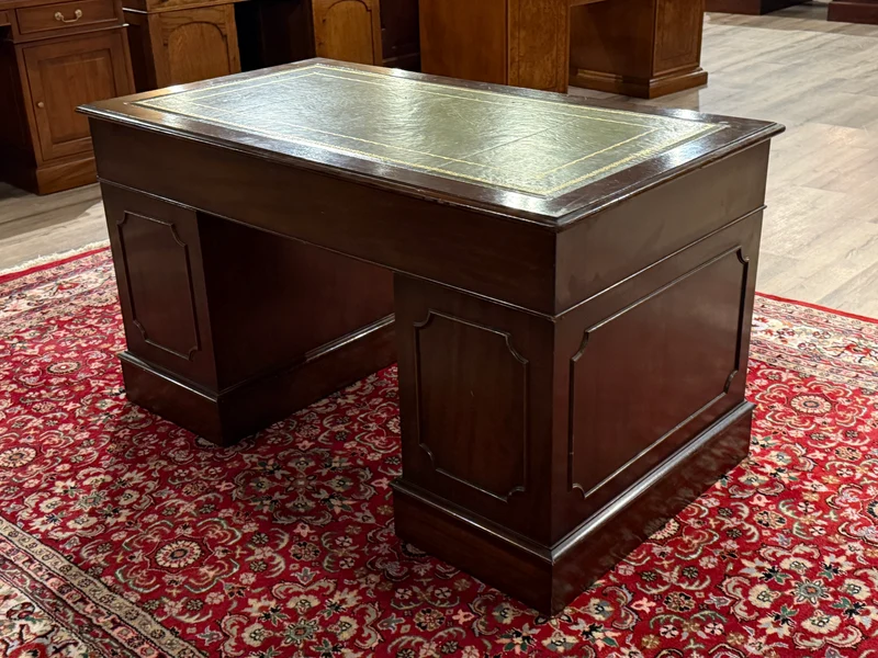 Vintage bureau, klassiek Engels bureau, notenhout, groen leer, 641