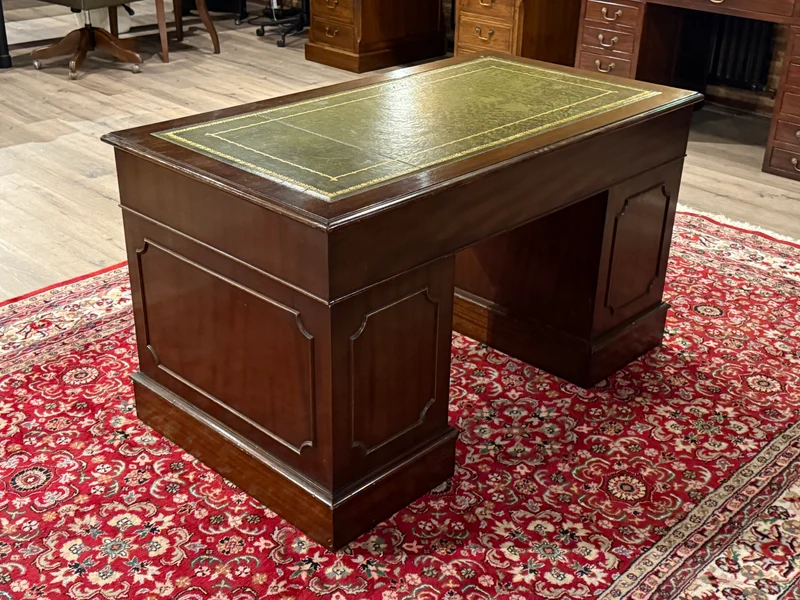 Vintage bureau, klassiek Engels bureau, notenhout, groen leer, 641