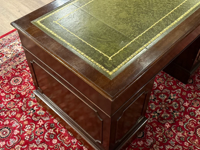 Vintage bureau, klassiek Engels bureau, notenhout, groen leer, 641